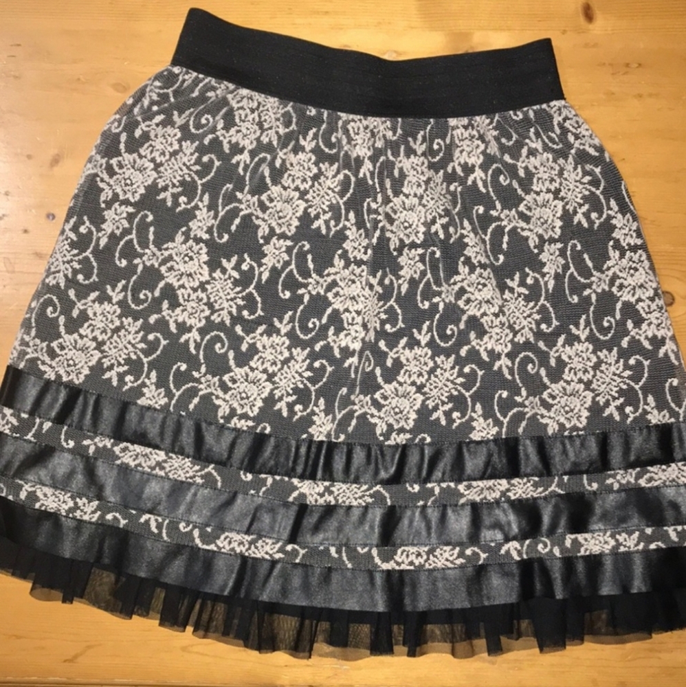 Joe B Black & Light Cream Lace Design Midi (?) Skirt With Satin Banded Hem (M)